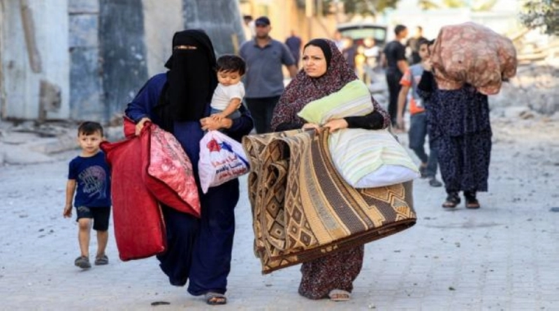 أسرة غزاوية تترك منزلها بسبب العنف (مكة)