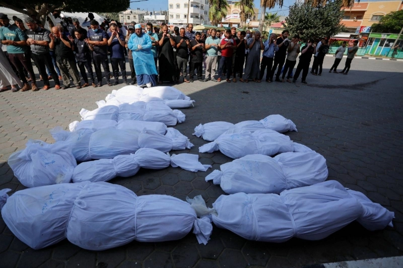 فلسطينيون يودعون مجموعة من الشهداء (مكة)
