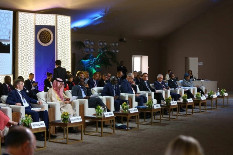 الجدعان خلال مشاركته اجتماعات لجنة التنمية التابع للبنك الدولي