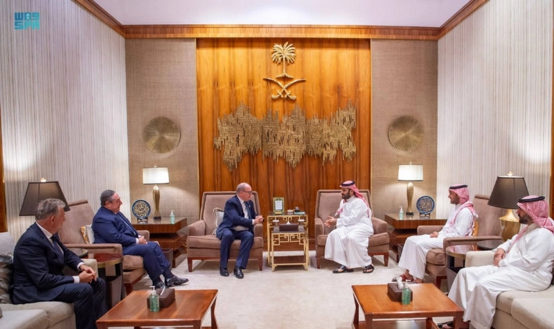 الامير محمد بن سلمان خلال استقباله امير موناكو (مكة)