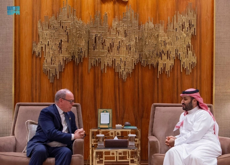 الأمير محمد بن سلمان خلال لقائه ألبير الثاني (مكة)