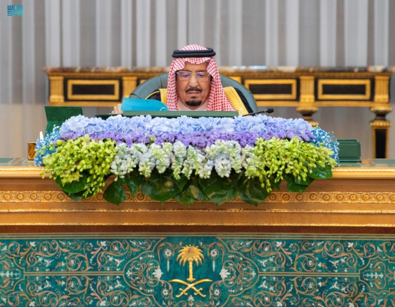 خادم الحرمين لدى ترؤسه جلسة مجلس الوزراء بالرياض أمس (واس)