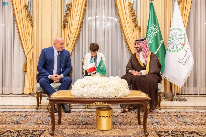 خالد بن سلمان لدى استقباله جويدو كروسيتو (مكة)