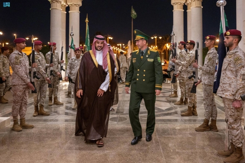وزير الدفاع خلال استقباله الضيف التركمانستاني (مكة)