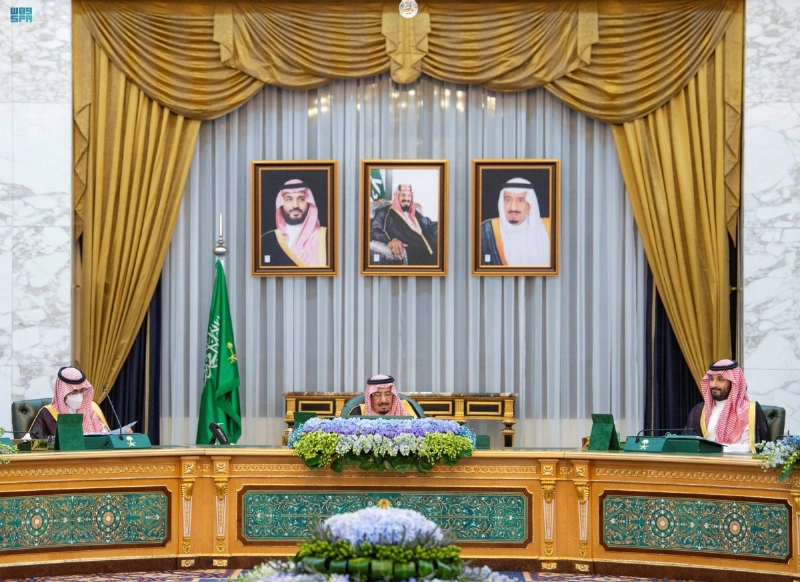 خادم الحرمين لدى ترؤسه جلسة مجلس الوزراء بحضور ولي العهد (واس)
