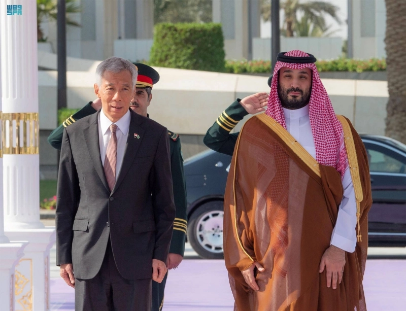 الأمير محمد بن سلمان خلال استقباله لي هسين لونغ أمس (واس)