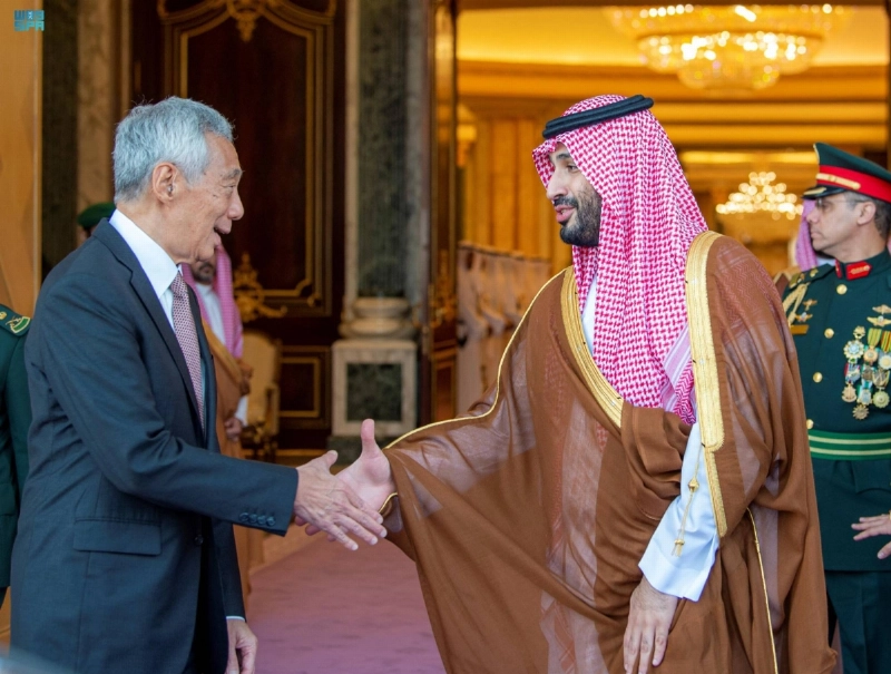 الأمير محمد بن سلمان مصافحا لي هسين لونغ (واس)