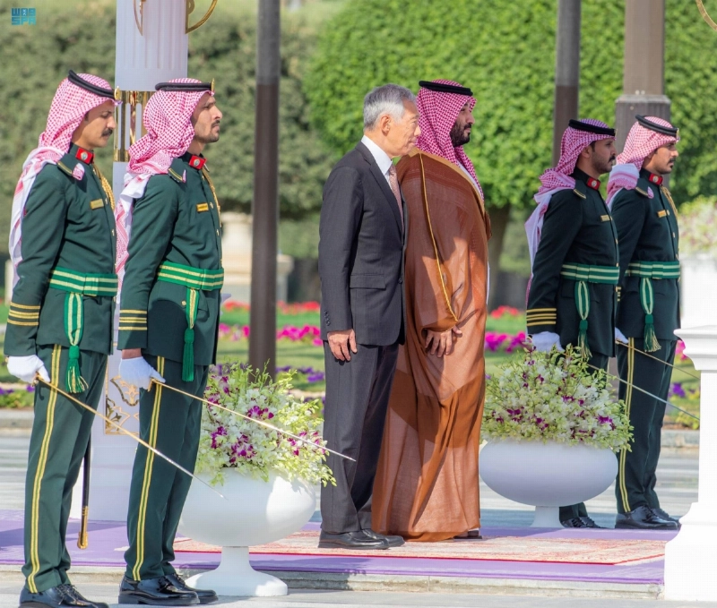 الأمير محمد بن سلمان خلال استقباله لي هسين لونغ أمس (واس)