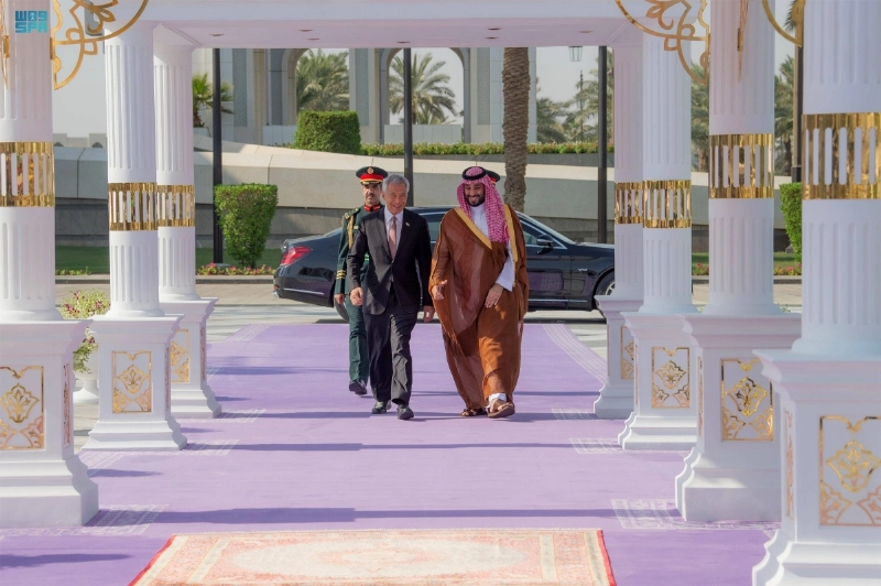 الأمير محمد بن سلمان خلال استقباله لي هسين لونغ أمس (واس)