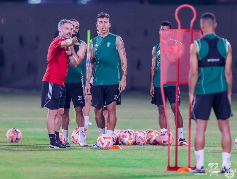 فيرمينو خلال تدريبات الأهلي