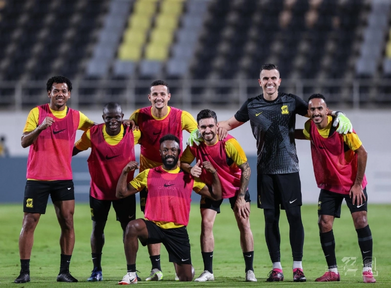 لاعبو الاتحاد بعد المناورة
