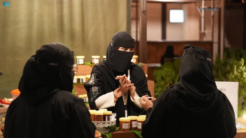 متسوقتان خلال شراء أحد المنتجات الطبيعية (مكة)
