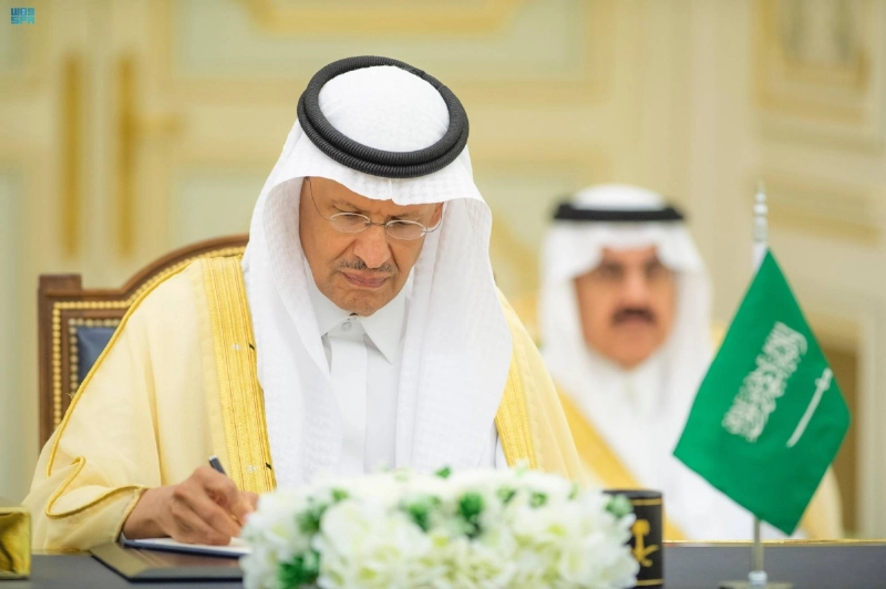 عبدالعزيز بن سلمان خلال التوقيع