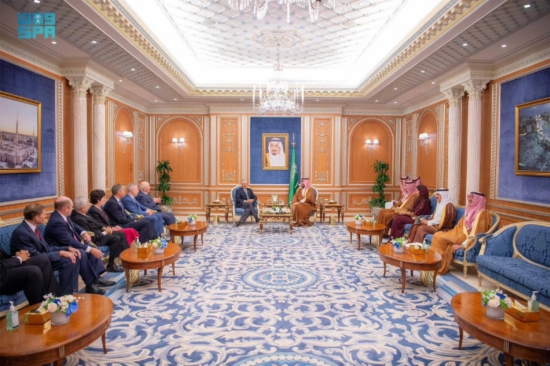 جانب من لقاء ولي العهد و السيناتور الامريكي (مكة)