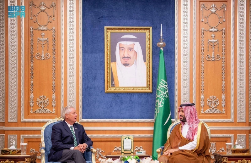 الأمير محمد بن سلمان خلال استقباله السيناتور الامريكي (مكة)