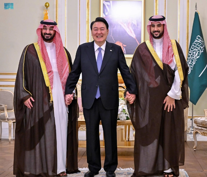الرئيس الكوري خلال استقبال عبدالله بن بندر وخالد بن سلمان (واس)