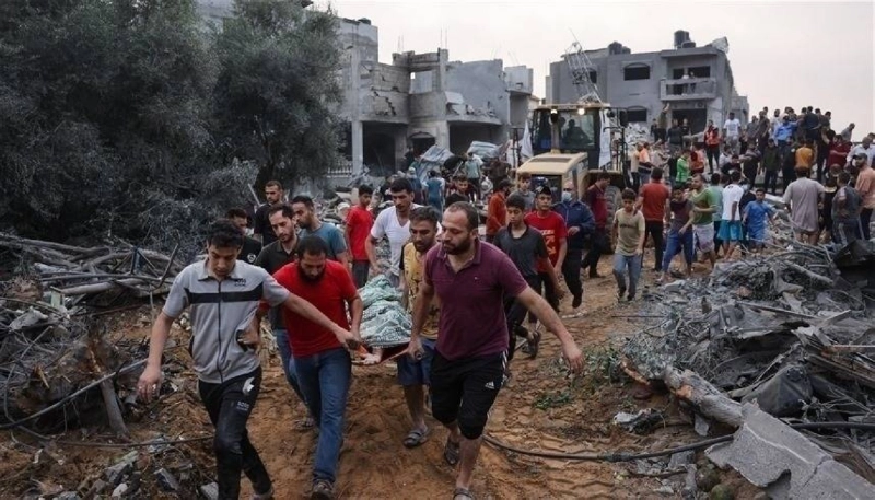 انتشال جثمان من تحت الانقاض في غزة