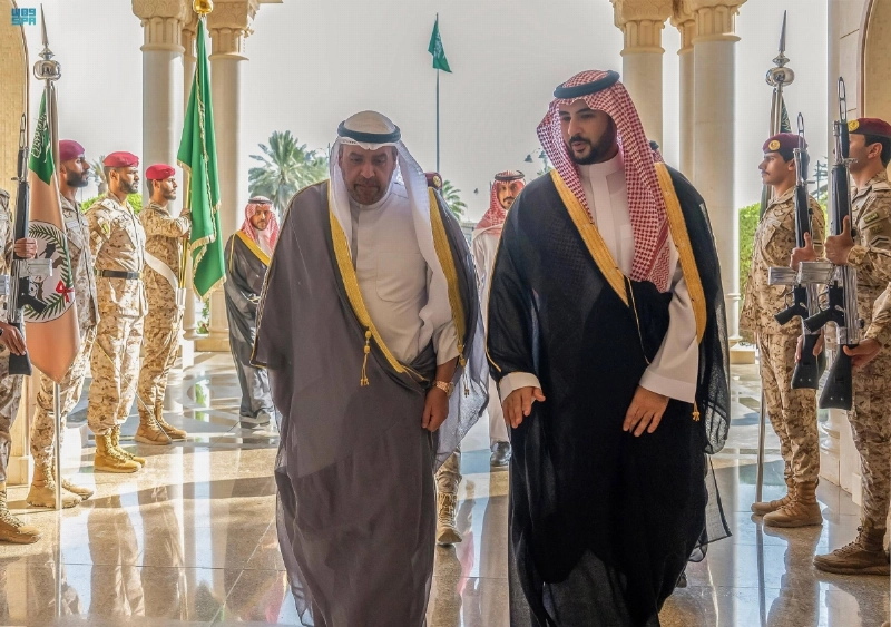 خالد بن سلمان لدى استقباله أحمد الصباح