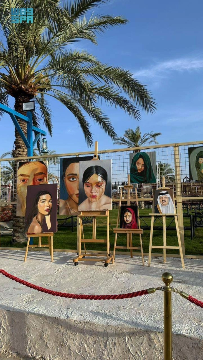 لوحات تشكيلية معروضة بأحد الميادين (مكة)