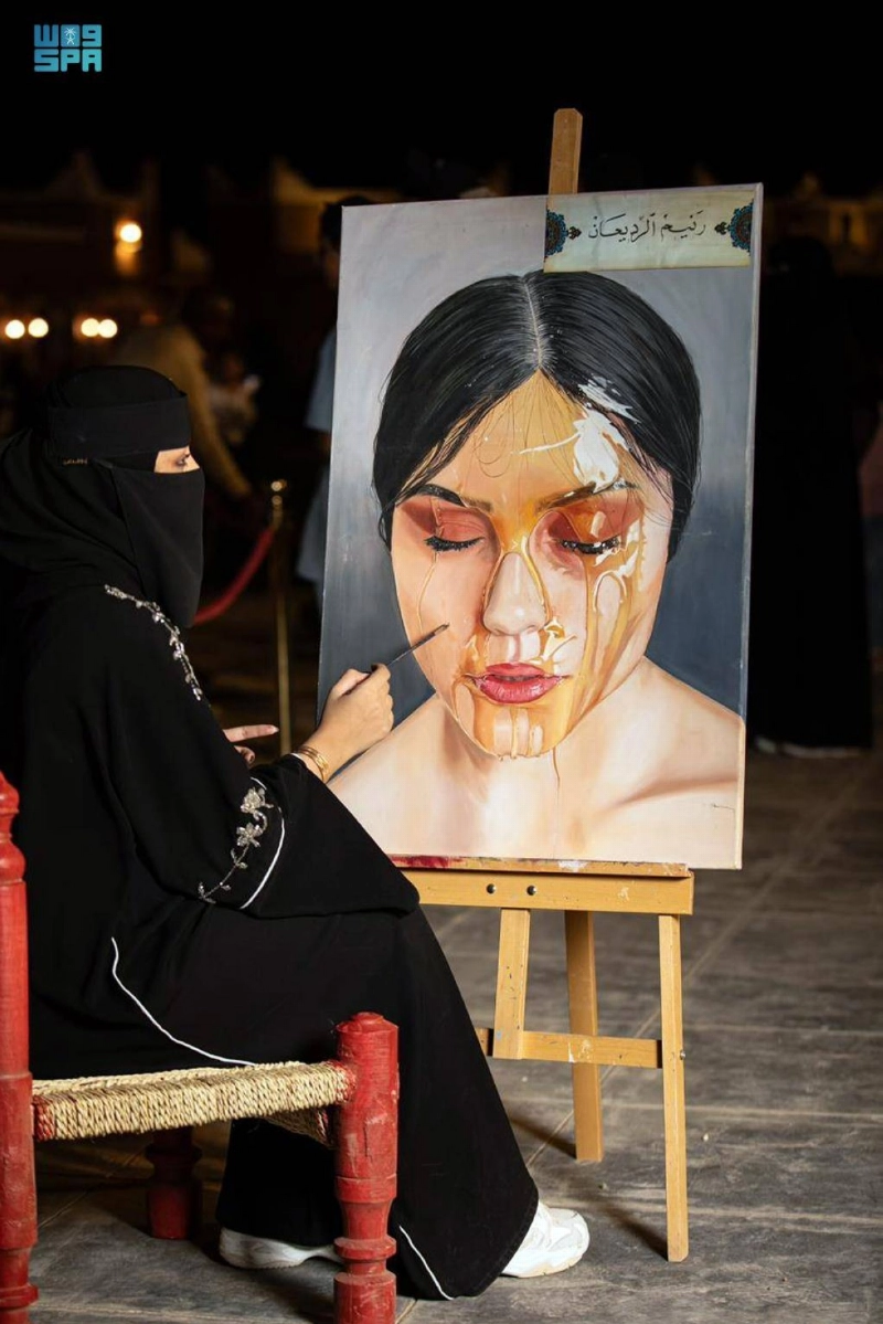 رنيم خلال رسم إحدى لوحاتها (مكة)