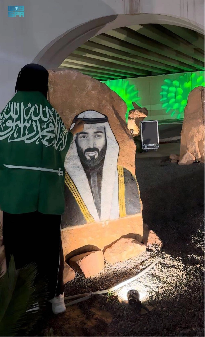 رنيم خلال رسم إحدى لوحاتها (مكة)
