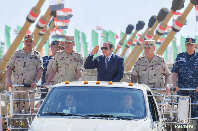 السيسي يتفقد قوات عسكرية في السويس (مكة)