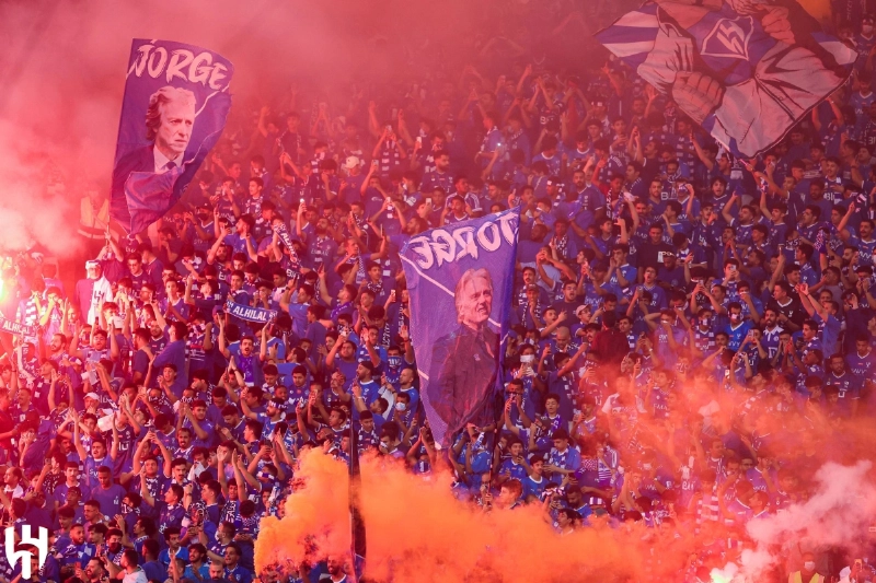 جمهور الهلال يشعل المدرجات