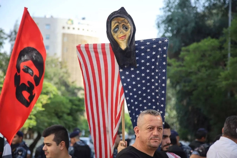 لبنانيون يتظاهرون أمام السفارة الفرنسية (مكة)