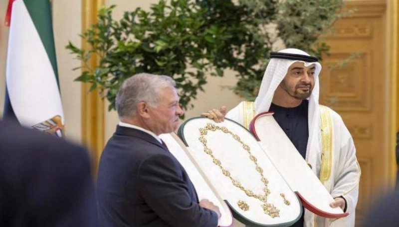 رئيس الإمارات يسلم ملك الأردن الوسام (مكة)