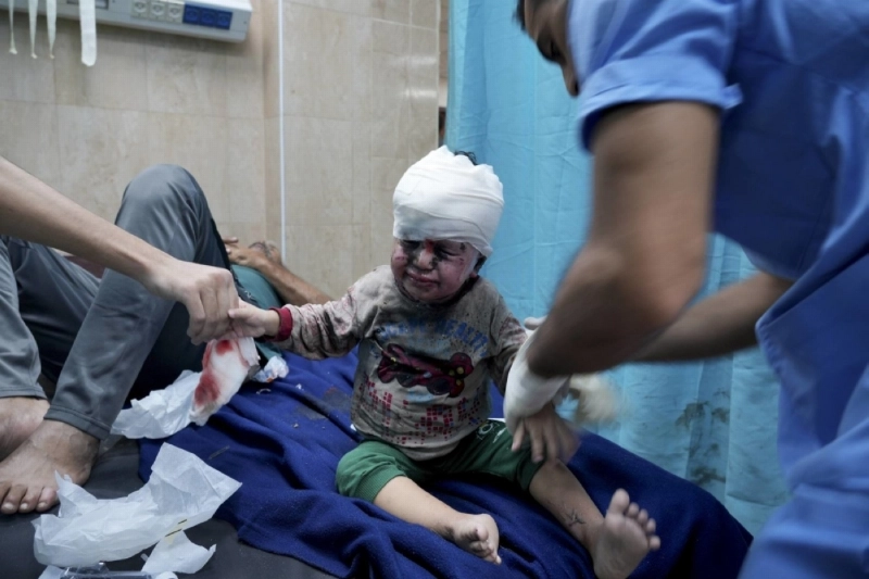طفل يتألم في أحد مستشفات غزة (مكة)