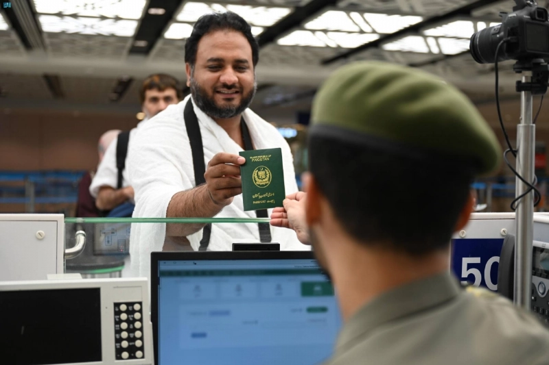 موظف خلال إنهاء إجراءات معتمرين (مكة)