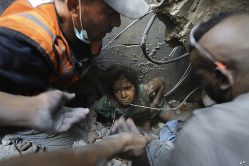 طفلة فلسطينية تخرج من تحت الأنقاض (مكة)