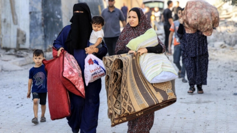 غزاويون يحملون أغراضهم ويتجهون إلى الجنوب (مكة)