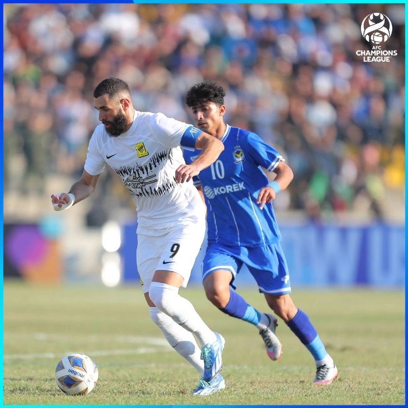 بنزيما خلال مباراة الاتحاد والقوة الجوية