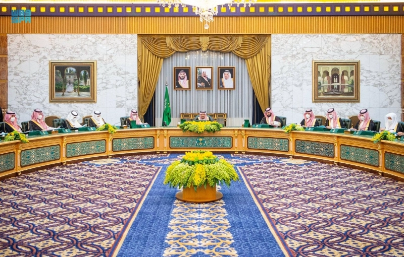 خادم الحرمين لدى ترؤسه جلسة مجلس الوزراء بالرياض أمس (مكة)