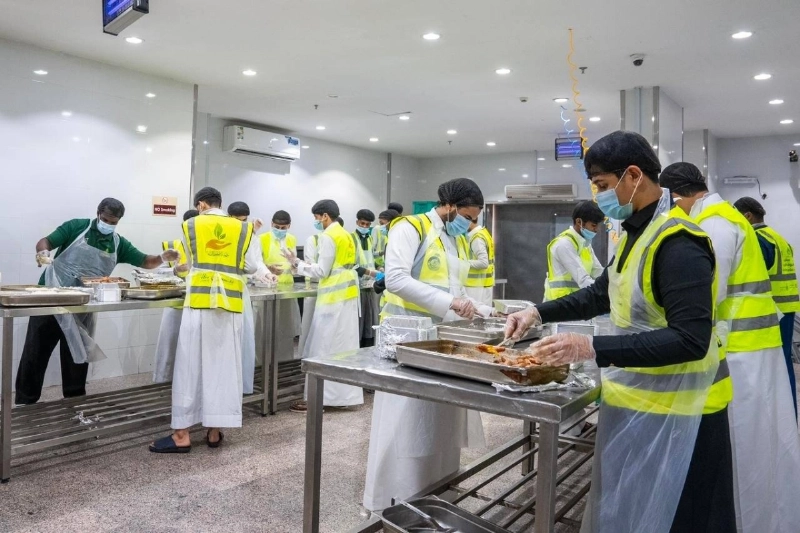 إعداد الوجبات قبل توزيعها (مكة)
