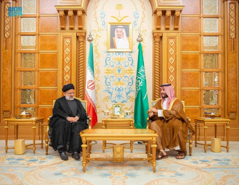 ولي العهد خلال استقباله الرئيس الايراني