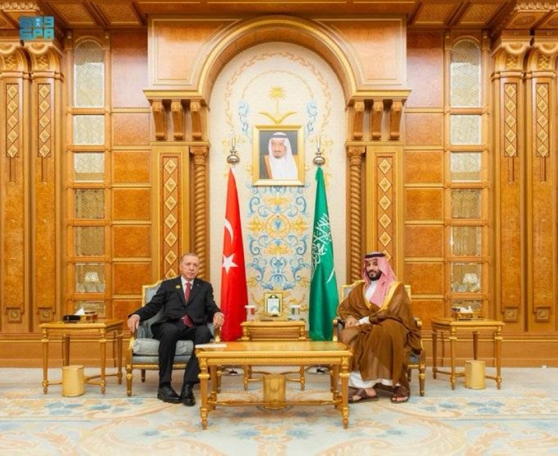 ولي العهد خلال استقباله الرئيس التركي