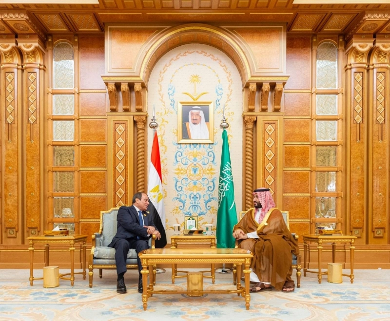 ولي العهد خلال استقباله الرئيس المصري