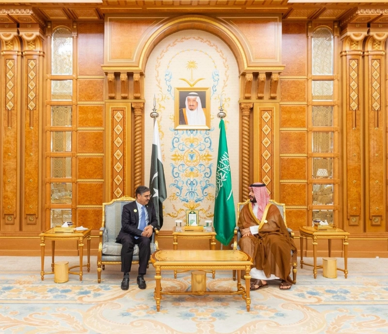 ولي العهد خلال استقباله رئيس وزراء باكستان