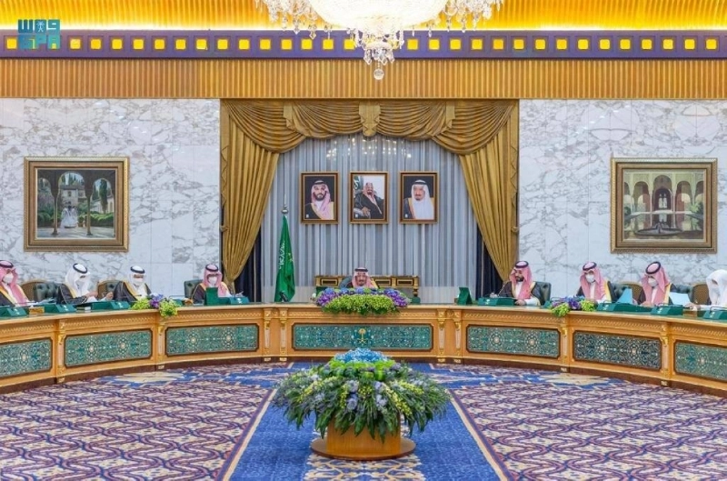 خادم الحرمين لدى ترؤسه جلسة مجلس الوزراء في الرياض أمس (واس)