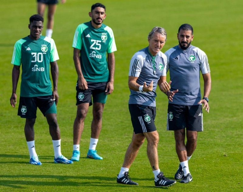 مانشيني يوجه اللاعبين خلال التدريبات