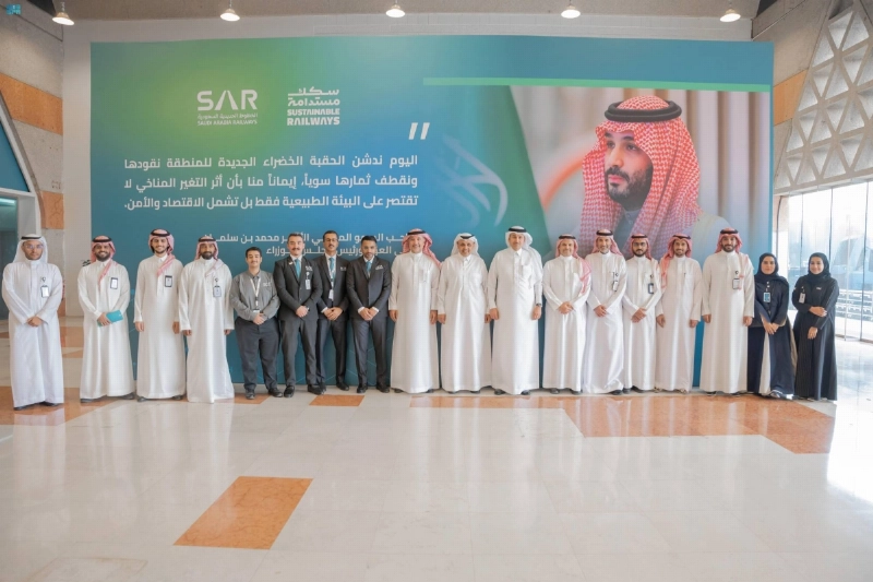 وزير النقل بداخل القطار الهيدروجيني (مكة)