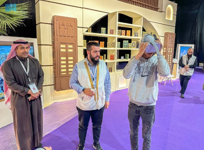 زوار خلال استخدام تقنية الواقع الافتراضي (مكة)