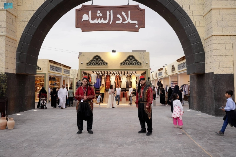 زوار يتجولون في دروب الشام (مكة)