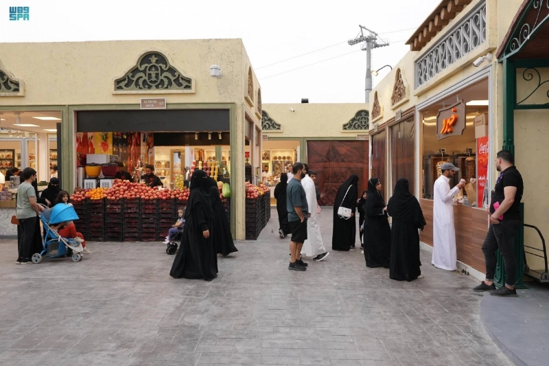 زوار يتجولون في دروب الشام (مكة)
