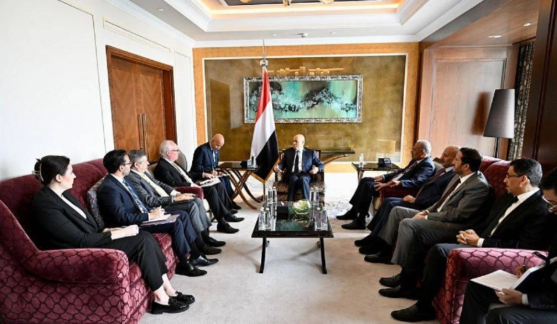 العليمي يستقبل المبعوث الأممي والسفير الأمريكي (مكة)