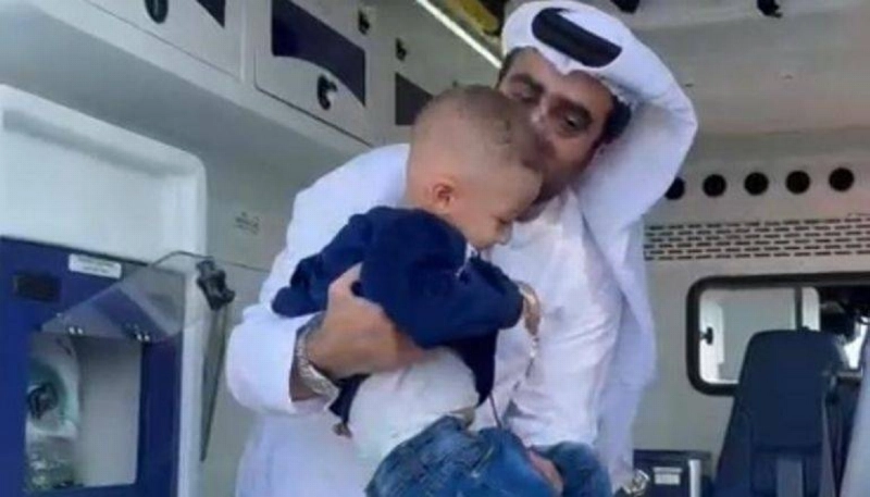قبلة على جبين طفل غزاوي (مكة)