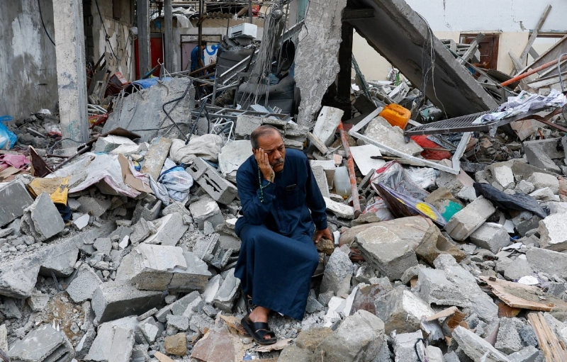 فلسطيني يجلس فوق أطلال بيته (مكة)