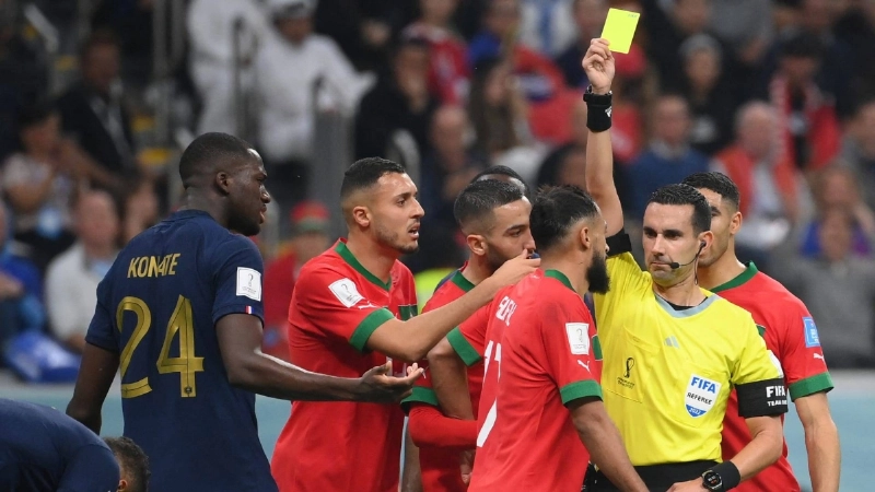 احتجاج اللاعبين على الحكم